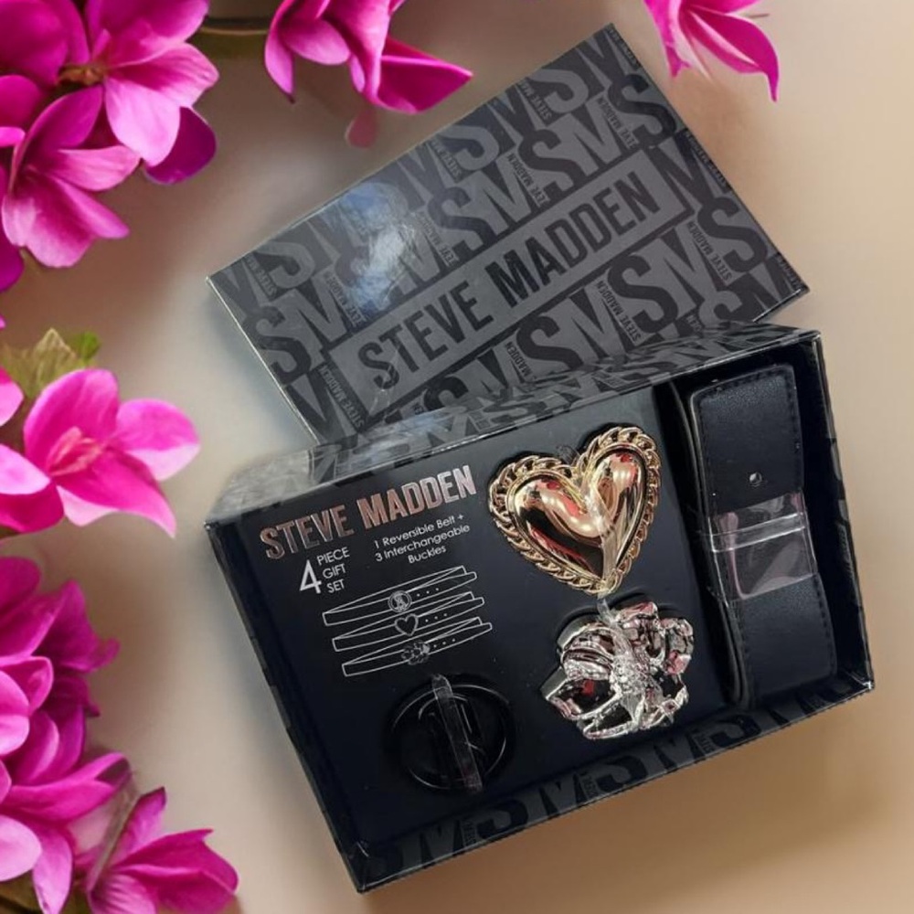 Steve Madden NWT Reversible Belt & 3 Interchangeable Buckles 4 Piece Gift Set